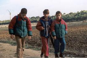 SS 1995 3 Niños marchando.