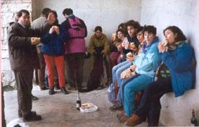 SS 1994 4 Comida en Castrillo Tejeriego, Atrio de la Ermita de Capilludos, llovía.
