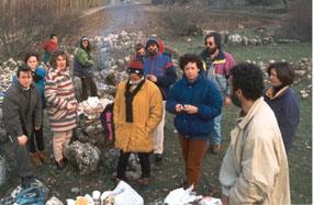 SS 1995 5 Comiendo, hoguera...