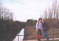 SS 2006 21 Clara y Ricardo en un puente sobre el canal.