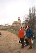 SS 1996 9 Chicas y perra llegando a San Cebrián.