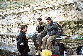 SS 2002 6 Sentados para comer. Al final la comida aguantó sin lluvia, pero por si acaso teníamos un porche para guarecernos.