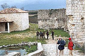 SS 2002 7 Saliendo del monasterio. Este año los potes voladores se lanzaron desde ese altar.