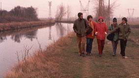 SS 1982 4 Marcha junto al canal.