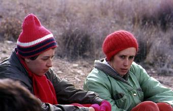SS 1985 9 Chicas descansando en la hoguera.