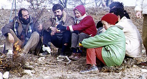SS 1985 1 Comiendo un poco y animando al “averiado”.