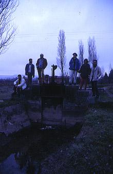 SS 1986 4 En la acequia: Luís Rodríguez, Gwendo, Tere, Daniel.