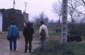 Daniel, Diego y Luís cerca de Cabezón. El resto al fondo.