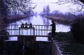 1989 9 Diego y el Canal de Castilla. Junto a la estación de Aguilarejo.