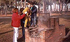 SS 1991 5 Los niños se inician en las marranadas propias de su género.