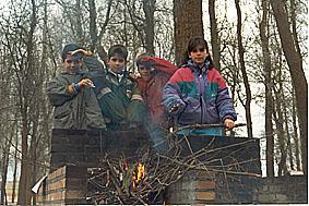1993 11 Niños ahumándose en la hoguera.