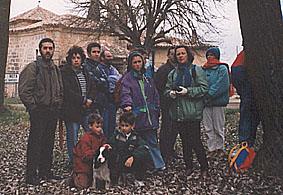 1993 15 Foto de grupo, (parcial), en el lugar de la comida, cerca de Torrelobatón. Un sector de marchistas dijo que la marcha había sido corta y subieron a un cerro cercano.