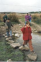 1993 7 Chicos vadeando un regato o charco.