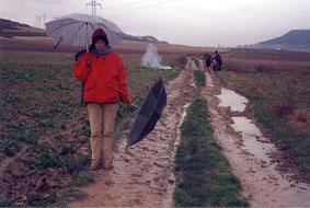 SS 1997 10 La chica del cámara, le sujeta el paraguas mientras los niños se inician en las prácticas petardistas.