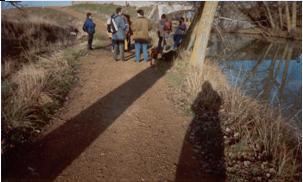 SS 1999 10 Parada en el camino de Medina de Rioseco. La sombra desde el puente es alargada.