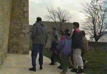 SS 1992 04 Jugando a la pelota mientras esperamos a que abran la iglesia de Peñaflor