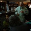 SS 2017 61 Jesús de pie en el café, junto al grupo de la foto anterior.