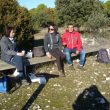 SS 2018 48 Flor, Nines y Santi en un banco soleado.