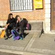 SS 2018 60 Primas: Sara y Marta G. descansando en la Plaza de Cogeces
