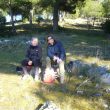 SS 2019 27 Dos hermanas sonrientes disfrutando del descanso.
