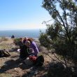SS 2019 42 Julià, Marta, Toña y Maripaz comiendo al borde del mirador.