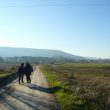 SS 2019 71 Marchistas llegando a Cogeces. Pilar Z. y Marta en primer plano.
