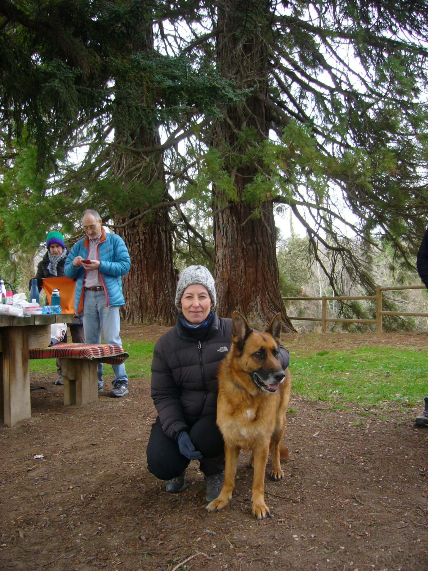 SS 2022 52 Xena y Ana M con sus tíos Pilar y Tato detrás.