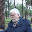 SS 2023 67 Tato junto a un pino y Ricardo explicando algo.