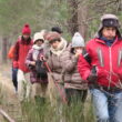 SS 2024 14 Caminando muy atentos al suelo que pisan.