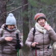 SS 2024 15 Dos chicas charlando y marchando.