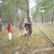 SS 2024 20 Mariángeles, abrazando a un pino grande,