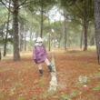 SS 2024 46 Mariángeles pisando las piedras del borde del camino.
