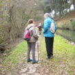 SS 2024 61 Charlando y caminando.